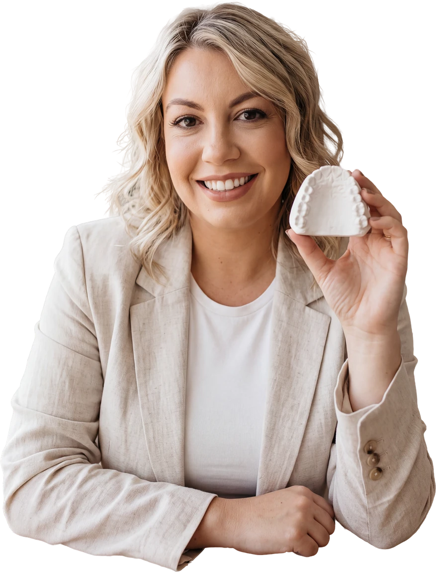 Dra. Maísa Rossetto segurando um modelo de arcada dentária