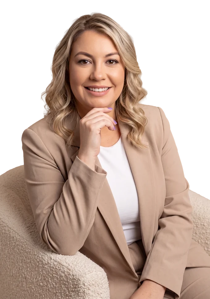 Dra. Maísa Rossetto, cirurgiã-dentista, sentada em uma poltrona